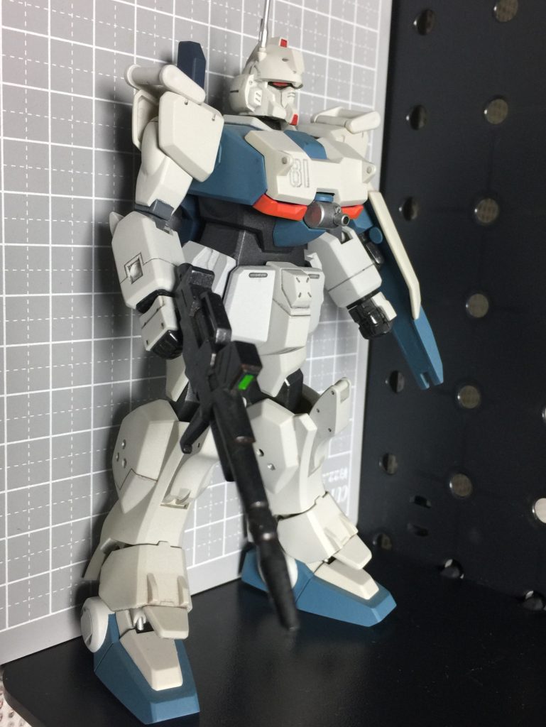 ライフルがペラくてちんまりしてるんで、他のキットから引用したかったんですけど、握り手が小さくて新しい武器が持てません。