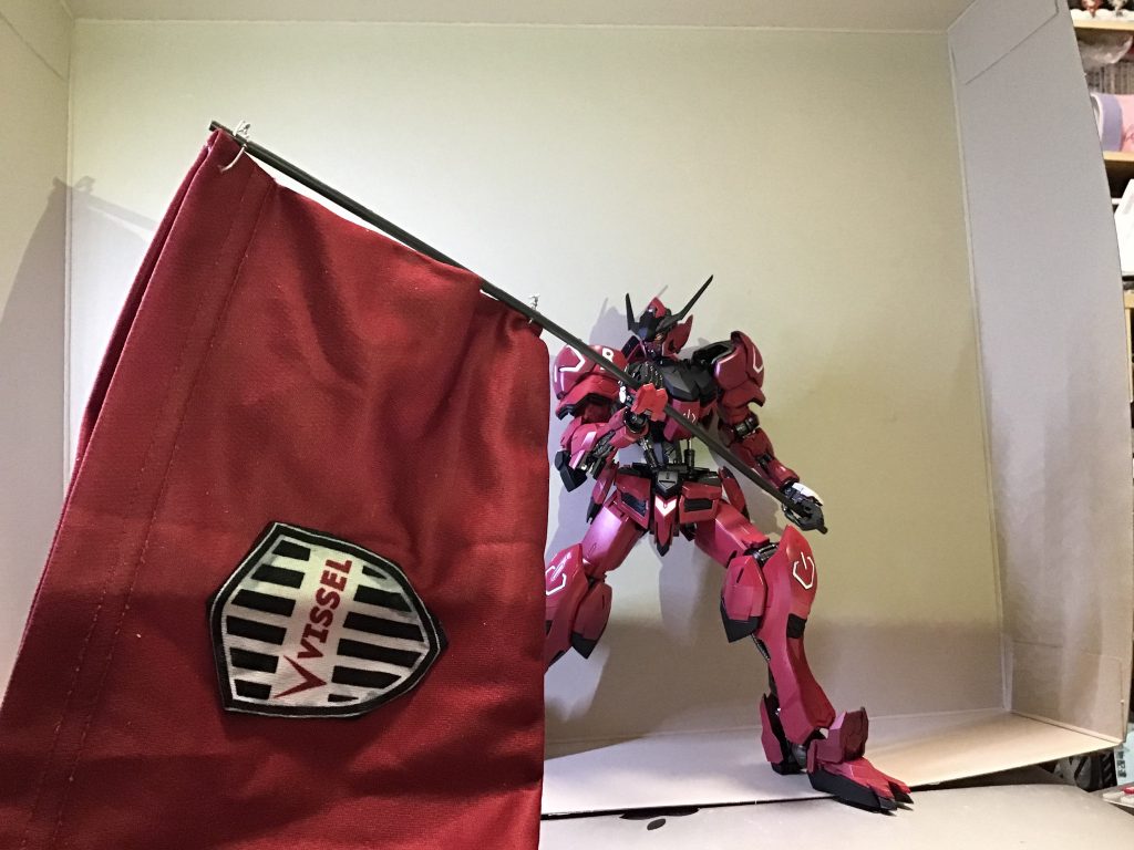 フラッグは以前試合で無料配布されたユニフォームを加工し、ランナーから切り出して表面を整えたプラ棒にピンバイスで穴を開けて真鍮線で括り付けています