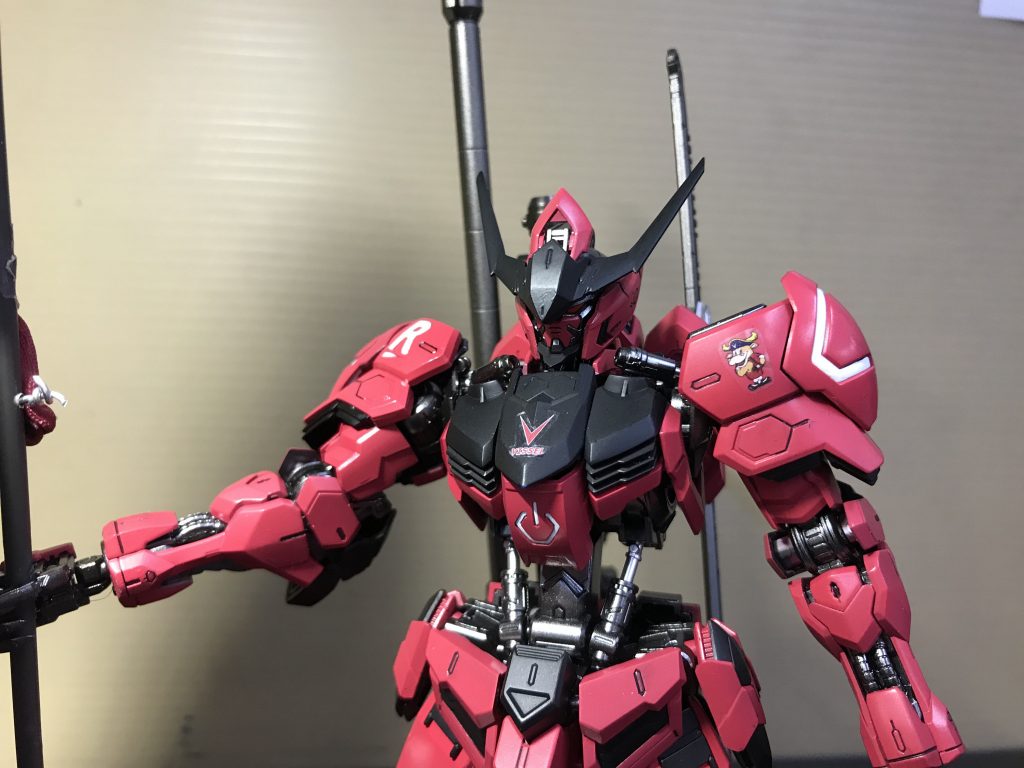 クラブのメインカラーであるクリムゾンレッドは黒サフを下地にしてサイバーフォーミュラカラーのクリムゾンレッドで再現しました。胸と左肩にはHGのコラボキットを組んだ時の余りを貼っています。ガンダムフレームを光沢、外装は黒をつや消し、赤を半光沢にして変化を付けてみまして。肩、胸、膝の所謂電源マークはガンダムマーカーEXのホワイトで塗りつぶしています。