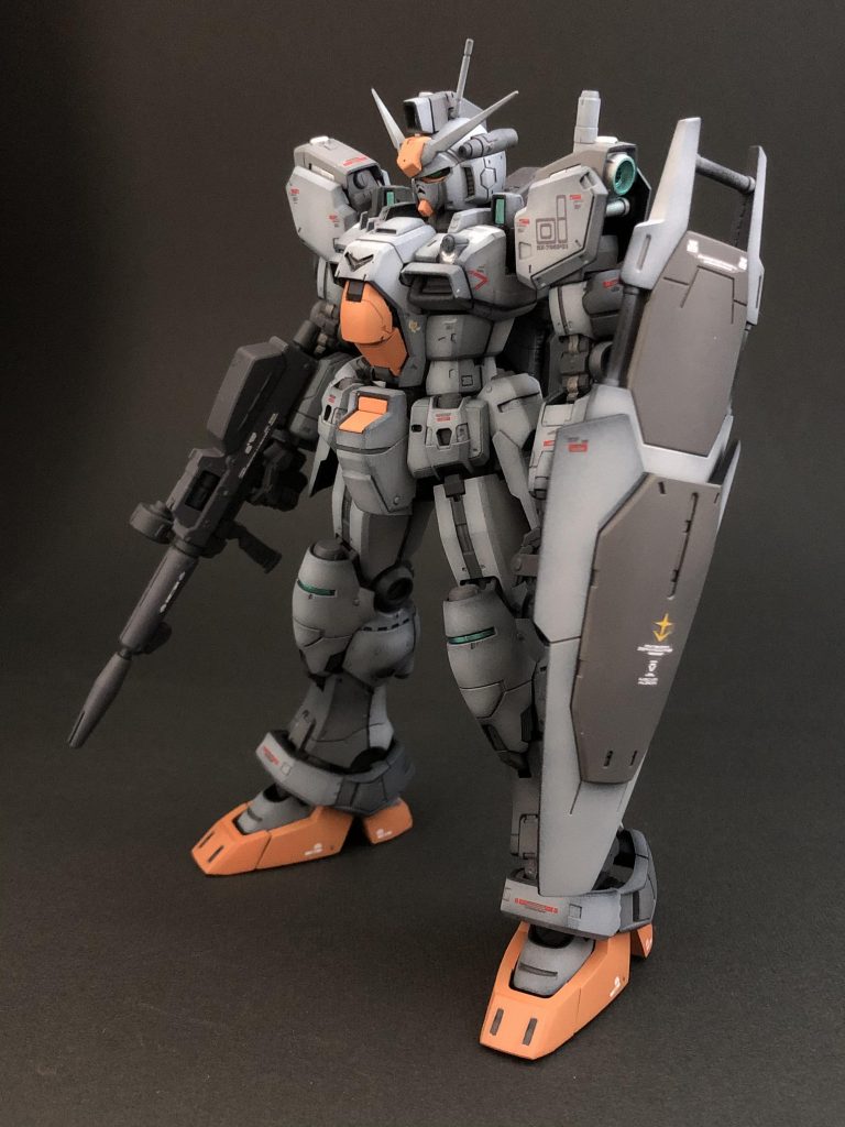 ビームライフルとシールドを装備。