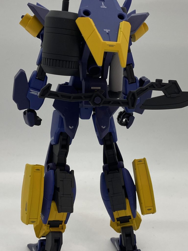 そのため、顔のパーツにはゴーグルを意識した改造を施し、バックパックは本来のメルクワンとは異なり、スマートなフォルムから酸素ボンベのようなゴツい形状に変更しました。