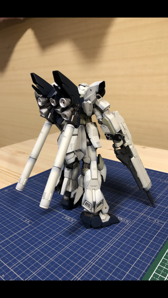 塗装はエッジ部分の黒下地を少し残しています。後は好みにデカールを貼り、艶消しでフィニッシュです。