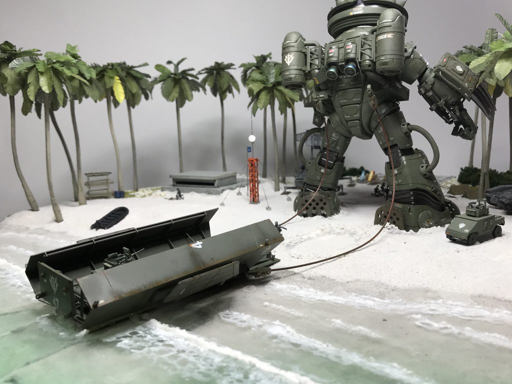 アッガイ改により曳航される潜航コンテナ