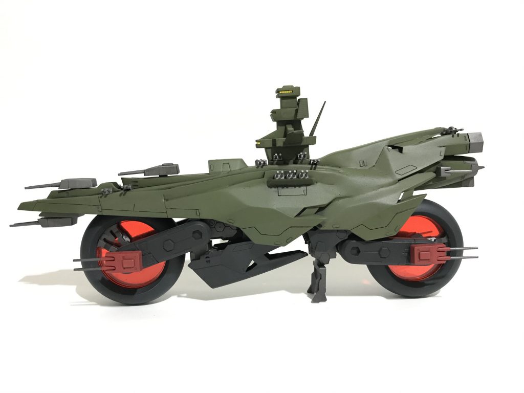 軍用らしくカラーは深緑に