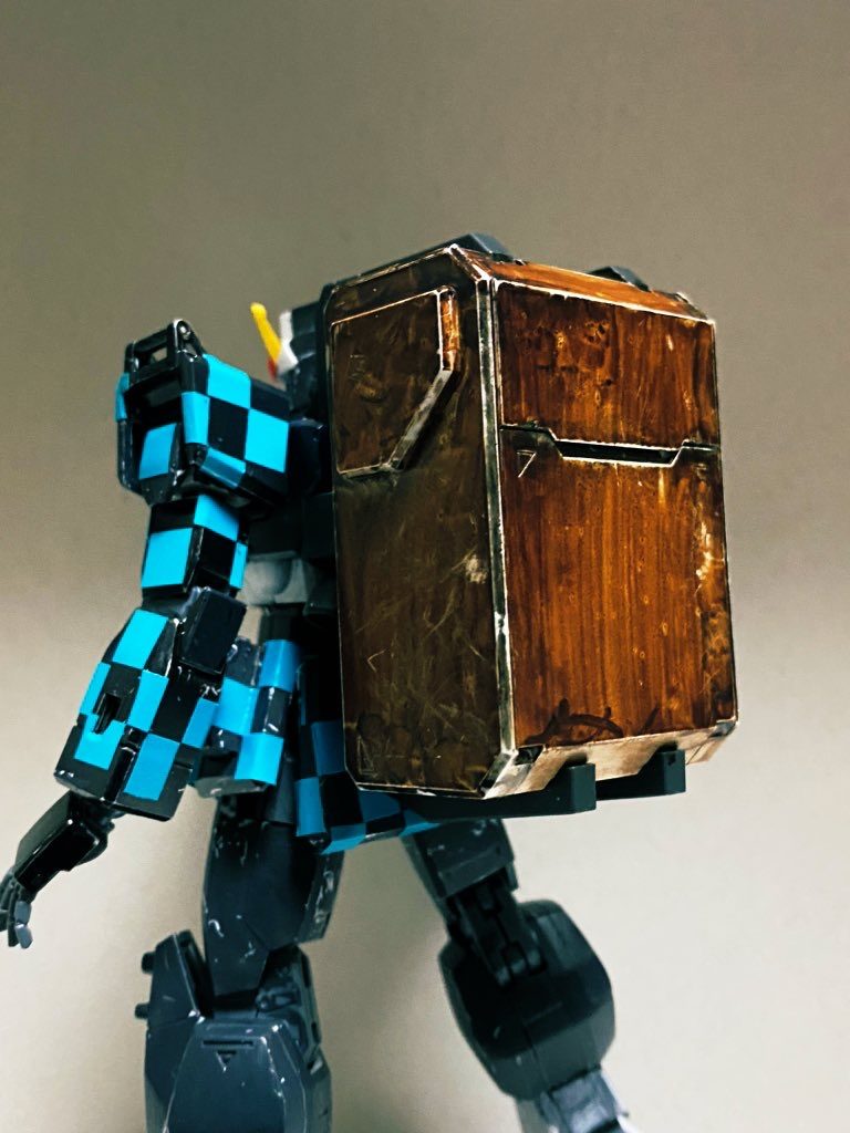 ウェポンボックスはサフを吹いた後、茶色のリアルタットマーカーで濃淡をつけつつ仕上げました。