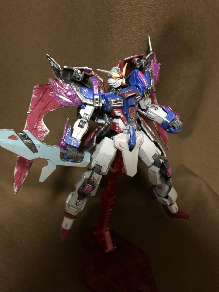 ※ここから先はかなり主観的な解釈に基づく内容が多めになります。苦手な人はブラウザバックするか読み飛ばしてネ!※はてさて、冒頭でも言いましたが私がオリジナルのガンプラを作るのは今回が初となります。で、せっかく作るなら最初はやっぱり一番思い入れのあるMSがいいよネ! ということで、デスティニーガンダムをベースにすることに決定しました。そこまではよかった。『原型機からパワーアップした新型デスティニーを作ってみたい!』という気持ちに嘘偽りはありません。本心です。ですが同時に、こうも思ってしまったのです。『シンをこれ以上“デスティニー”に乗せたくない』──と。これだけじゃ流石にわけがわからないと思うのでもう少し掘り下げます。私の中でのデスティニーの存在って何というか、パイロットであるシンの運命を縛る“鎖”のような機体……というイメージが強いんですよね。かつて家族を目の前で失ったことで自分の無力さを嘆き、誰よりも守るための力を欲したシン・アスカ。そんな彼に目を付けたデュランダルがシンに与えたのが、デスティニーという運命の名を冠した“力”です。“力”を得たシンは、ザフトのトップエースとして次々と戦果を上げていきました。しかし一方でデュランダルがシンに与えた“戦士という役割”は、次第にシン自身の在り方をさだめ、それは徐々に逃れられないものとなっていきます。そう。まるで『運命』という名の鎖のように──そしてデュランダルの敷いた運命のシナリオは、(皆さんも知るとおり)やがてシンの心をどこまでも陥れ、追い詰めていきます。『戦争のない世界』を創るためのデスティニープラン。その夢はシンにとってまさに戦い続けた理由そのものであり、彼が果たすべき悲願でもありました。だがそれを実現するためには、対立するオーブ──シンにとっては故郷でもある国を討たねばならない……。(あくまで個人的にですが)私はこう考えています。デスティニープランの創る世界は、まさにシン・アスカの理想の体現です。そんな平和が約束された世界ではあるのですが、同時に、シン自身を幸福にする世界ではない──と、思うのです。最終的にSEED DESTINY本編ではデスティニーが∞ジャスティスに破れ、またデュランダルが戦死したことにより、デスティニープランは施行されることなく結末を迎えました。月面に墜落し、朽ち果てるデスティニー。あそこでシンはようやく、己を縛る