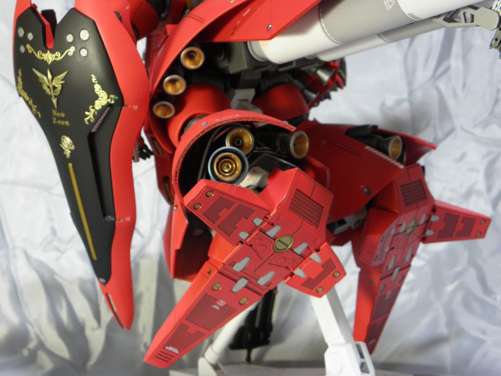 脚の裾部は一旦切り離し、オフセットして大きなバーニアノズルを仕込んでおります。