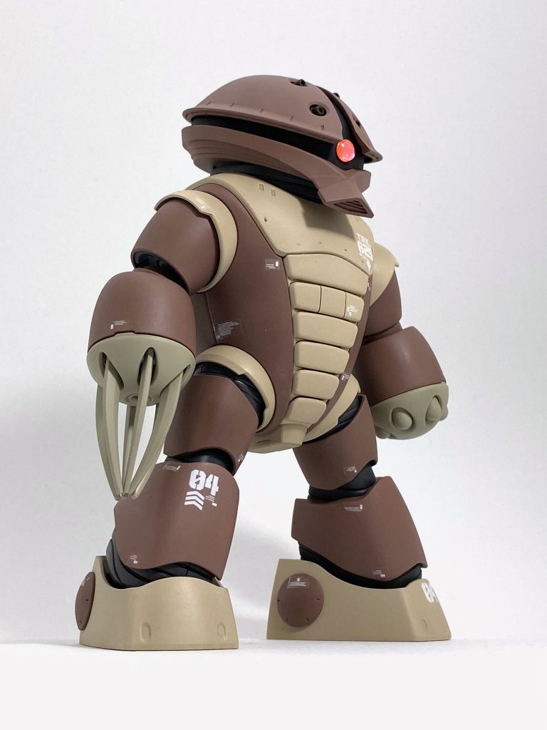 個人的にモノアイはアニメ版のディテールの無い漆黒の中にグポンと光るのが大好きなので、あえてキットの精緻なモノアイレールは使わず、透明パーツのモノアイガードを黒く塗ってモノアイレールにしています。 