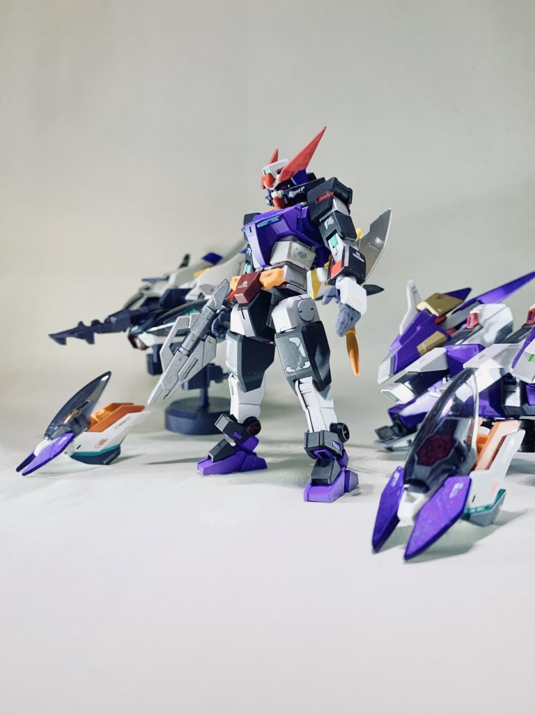 派手派手な赤を黒と紫、シルバーで落ち着かせました。