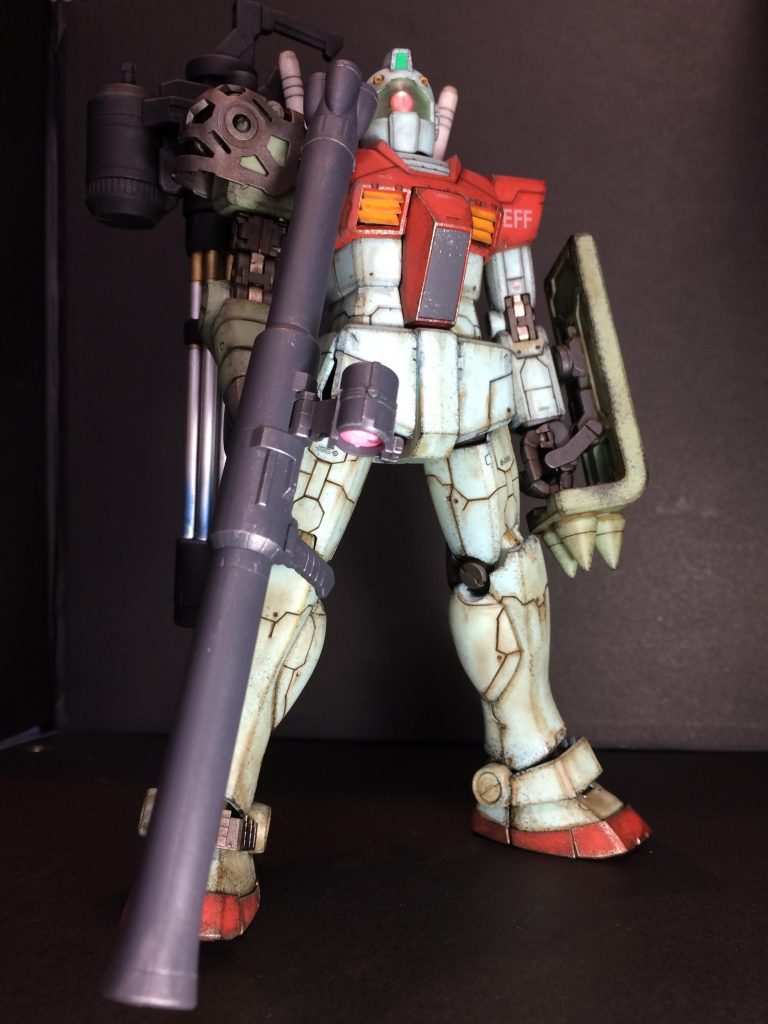 色々調べるうちにゲム・カモフを知り、ジムに偽装したMSだと何となくわかり、わざわざ敵機に偽装した機体を製造するからには、それなりのコストもかかるだろうし‥という妄想が始まり😅それなら、生産計画に載せる前に、戦術実証するための試作機があったのでは‥。それはおそらく、鹵獲してきたジムを、カラーリング変更せずに連邦軍のカラーで運用してどれだけ敵を欺けるかを、散々鹵獲した後に実証しようとしていたとしたら‥。ということで、形式番号は09とし、9体目の鹵獲ジムという妄想設定をしました。