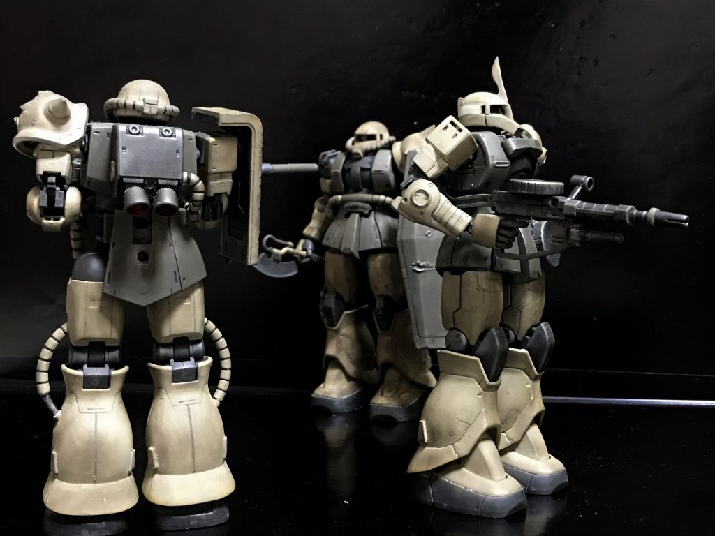 ゲリラの村でたたずむシーン。中央の奥です。