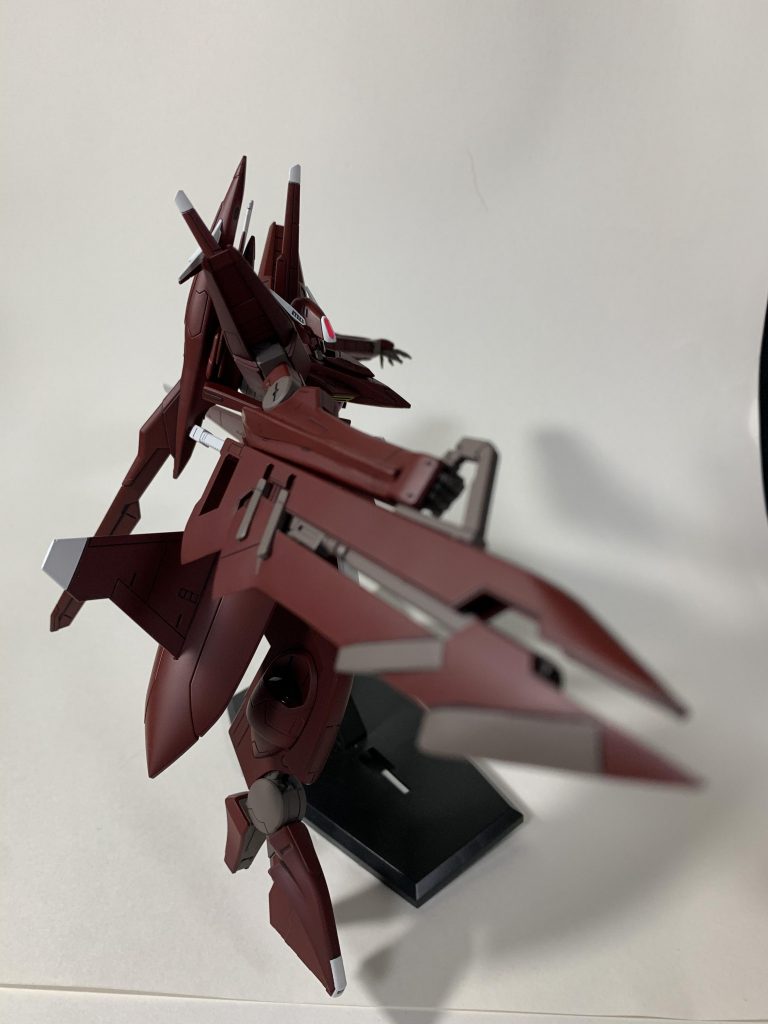 バスターソードは、ライフルモードのグリップを握る為、接続部をネオジム磁石にして位置を変えています。