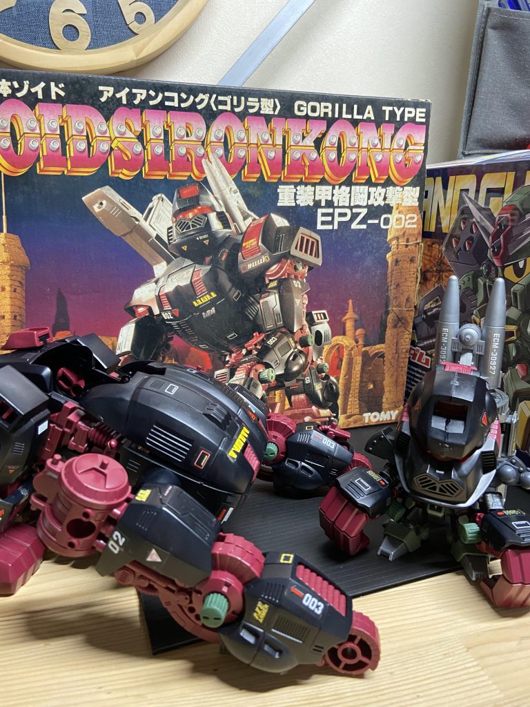 制作工程というわけでゾイド、アイアンコング参戦です。嫁さん実家の蔵整理で出てきたいただきものです。甥っ子のため修理を行なったところ、動かしたらびびって破壊されたので引き取りました。笑修理不可となってしまったのでSD用ビークルとしてリサイクル！中古ショップで結構高値ですね、バラしてから気付く💦