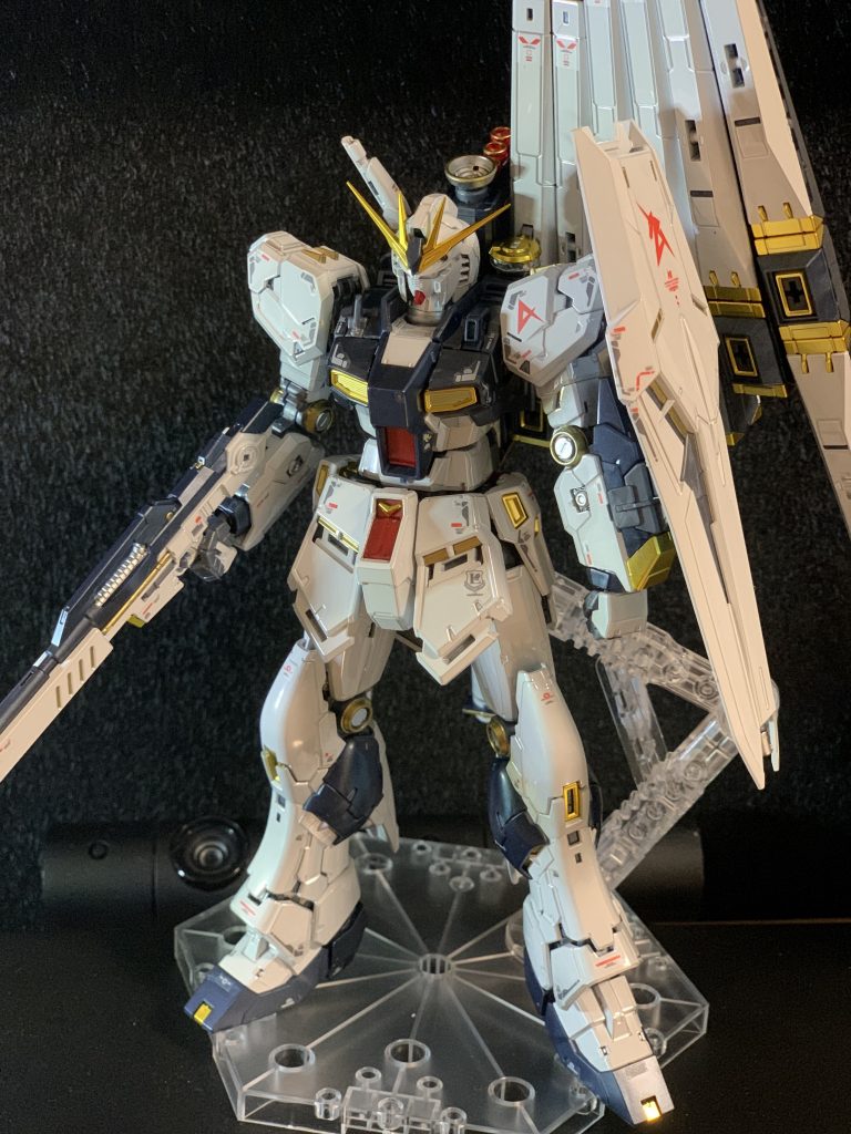 νガンダムは最高です。すらっとしたシルエット、濃紺と白のコントラスト、そして何よりファンネル。あいつ自由自在。ストーリーはよくわかっていない(勉強中)おっさんも最高だということは分かってる。(あくまで個人の感想です。作りたかったんです!我慢してたんですよ!だって素人じゃん。組み立てて「いまいちだった」なんて勿体ない。ちゃんと組み立てられるという確証をもって取り掛かりたかったんです。本当はフルコーンさんの後にやっちゃおうかと思ってたんですよ。えぇ。でもね、ネットをあさってたら見つけちゃったんです。TITANIUM FINISH...最高にイカス機体は応えたいじゃん。でもさ、こいつガンダムベース限定とか言ってるんですよ。なんだよ、どこだよそこ。こちとら片田舎だっぺしさ。