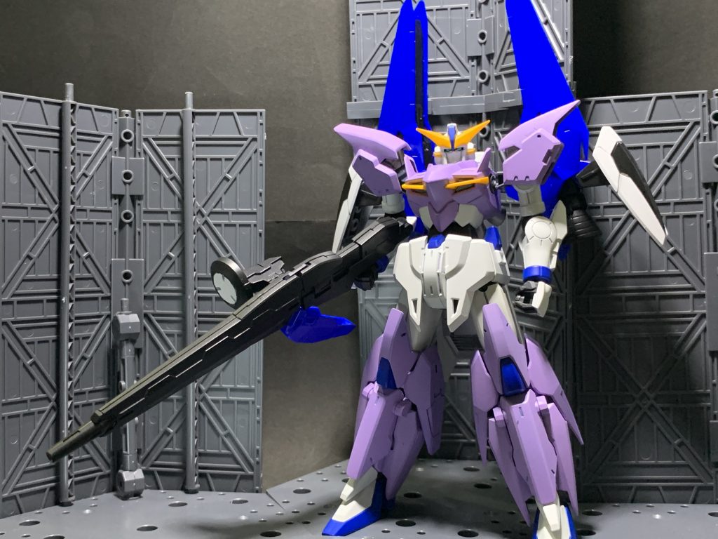 フロント元々全高高めのテルティウムに上に伸びるタイプの強化パーツなので縦のボリュームがすごいです。本体は艶消しですが今回テルティウムアームズは決戦に合わせて新調されたものだろうということで、あえて艶ありにしています。