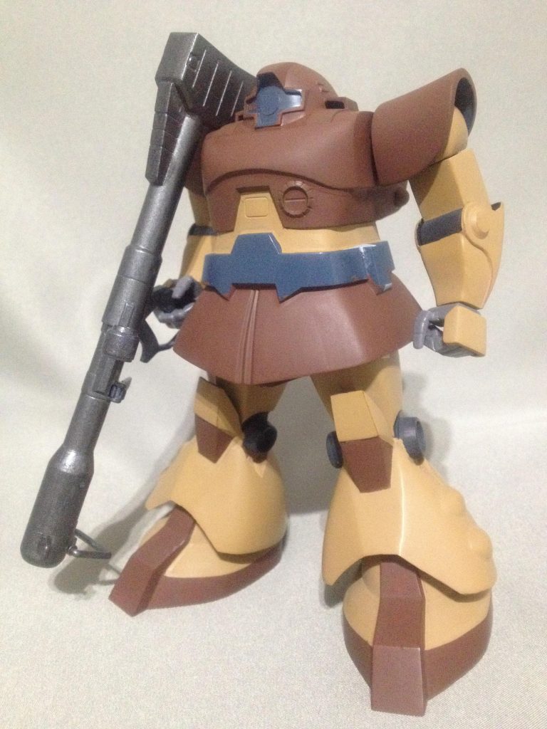 サンドイエローとレッドブラウンを筆塗りした段階です。この後ベルトや赤い部分を塗り、パステル汚し→つや消しスプレー定着を何層も重ねて上の写真になりました。