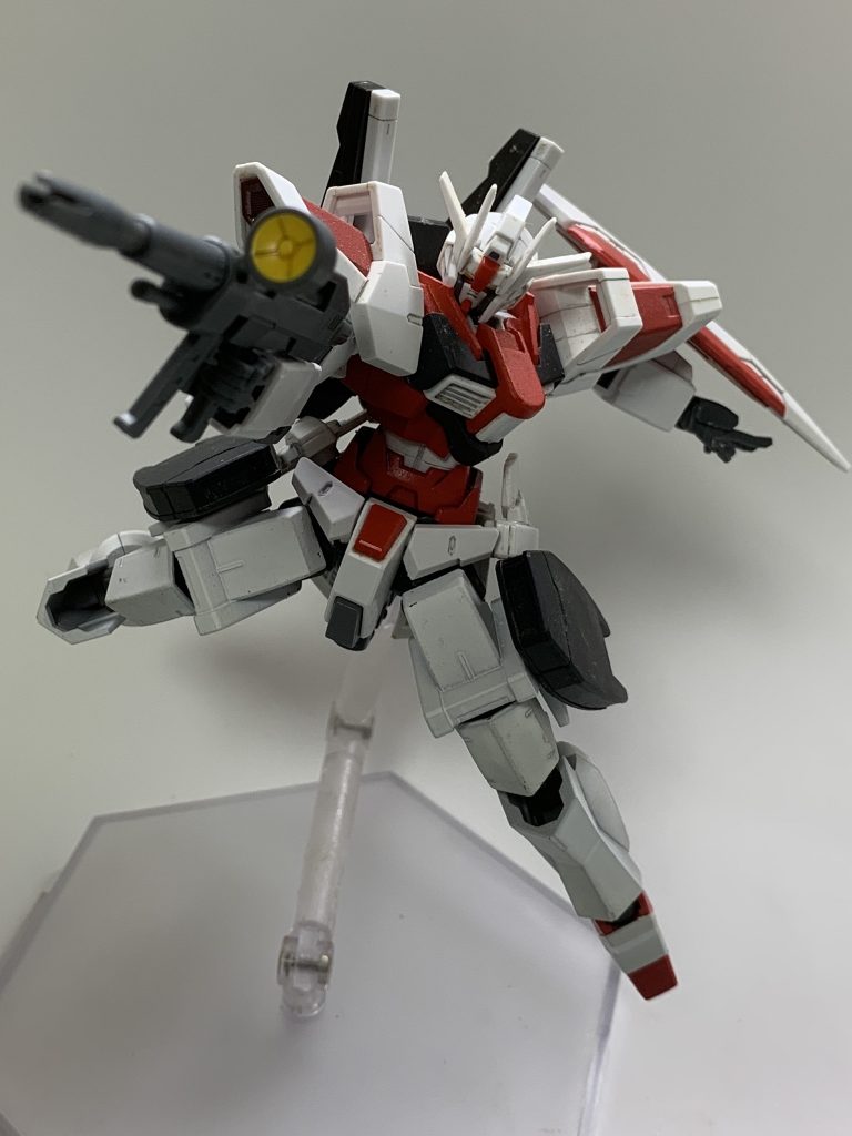 どことなくガンダムっぽくない、ヒロイックな機体として完成させましたが、武装は基本的なものしか装備させていません。この初代ガンダムのいかにもオモチャなビームライフル形状がたまらなく好きです。