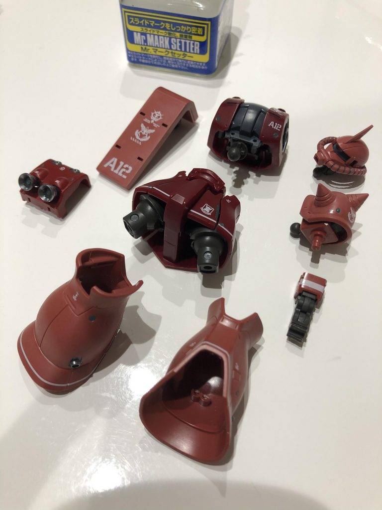 各所に水転写デカールを貼り付け。