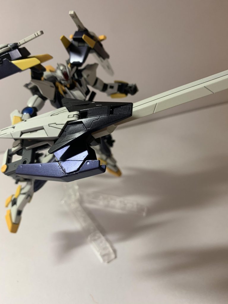 GNクラブ先程紹介したGNバスターレールガンの近接戦闘用状態です。白い部分で攻撃するのですが、何か物質と接触した瞬間に溜められていたGN粒子を利用し、そのパワーに比例して変化する衝撃波が発生し、目標を吹き飛ばすためクラブ(棍棒)と名付けられました。