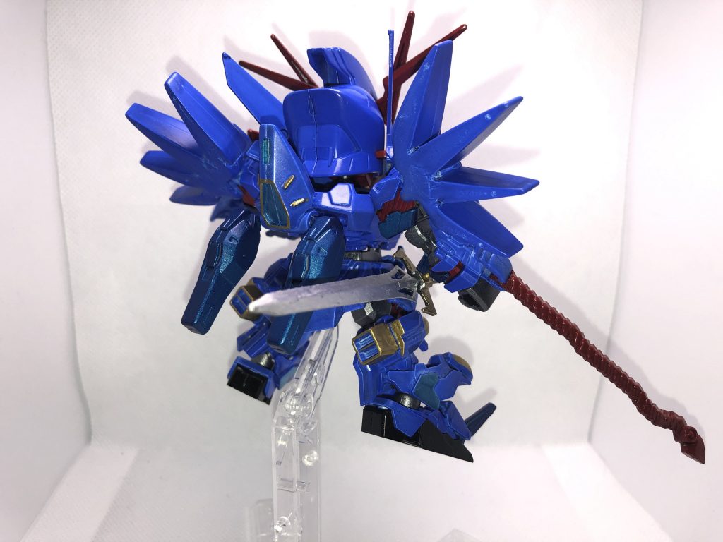 ヒートソードは普段、右腰に帯刀されている。背部には脱出用のポッドが装備されており、非常時に本体と分離してパイロットの安全を確保する役割を持つ。