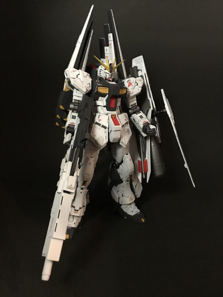 HWS換装状態の姿になります。本作品作成時点でRG用のHWS武装は未発売であるため、HG νガンダムHWSのパーツを流用してRGのディテールに合うように作り直しました。