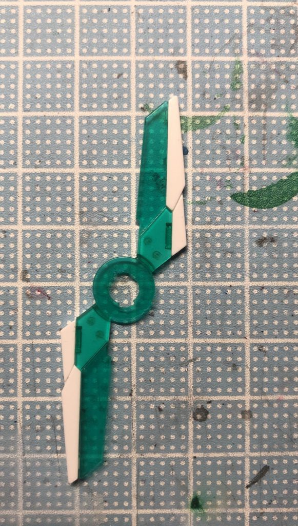 ピンを切って、穴をパテで埋めて、