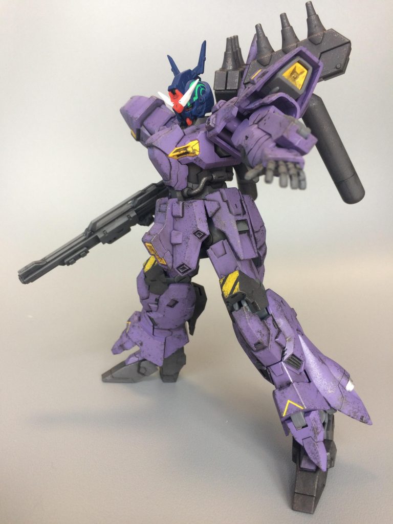 バルギル(ガンダムヘッド)です。ムーンガンダムを読んだことがないので、こういう設定があることを知ったときに、無性にガンダムヘッドにしたいと思いムーンガンダムを購入笑。頭部だけ持ってきて、ガンダムマーカーエアブラシでティターンズブルーで塗り、ガンダムマーカー蛍光グリーンで筆塗りしました。ウェザリングはせず、水性ペンでスミ入れのみです。