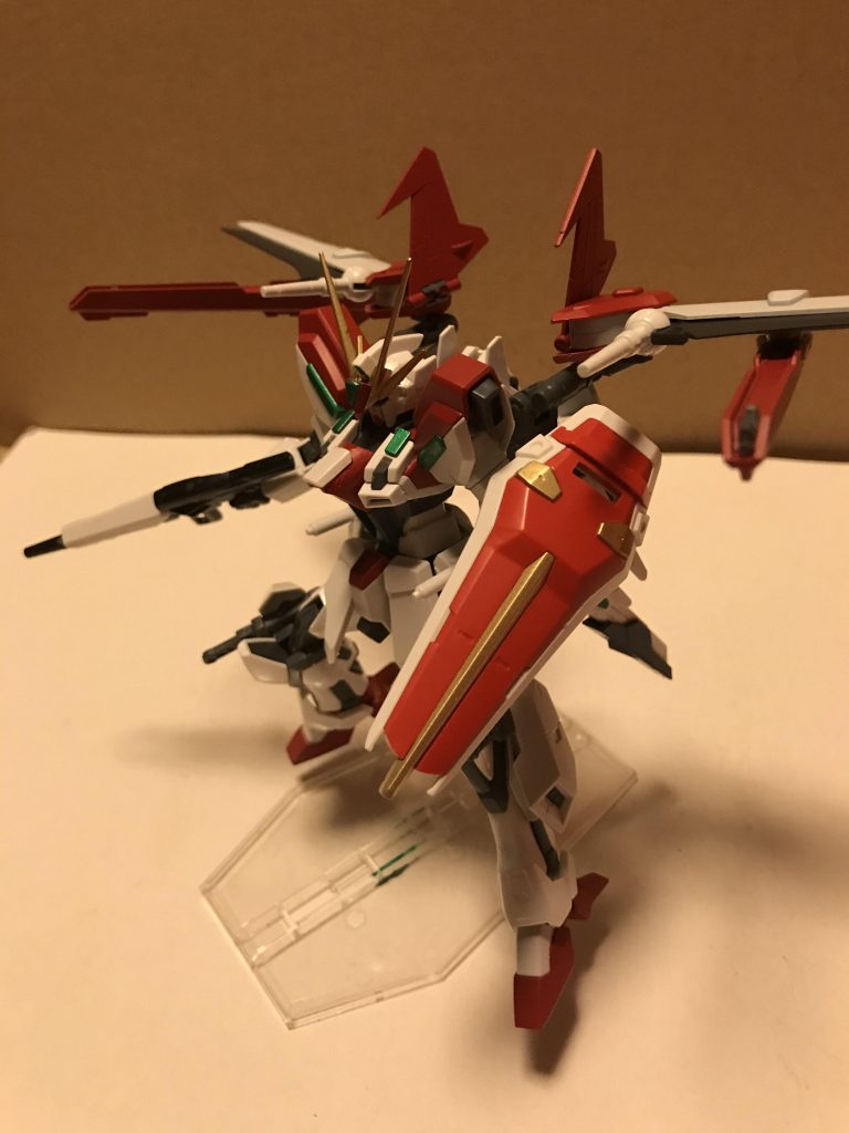 レールガンバックパックに装備されている火器でビームキャノンよりも出が速くフレキシブルに動く為背後にいる敵に対しても有効