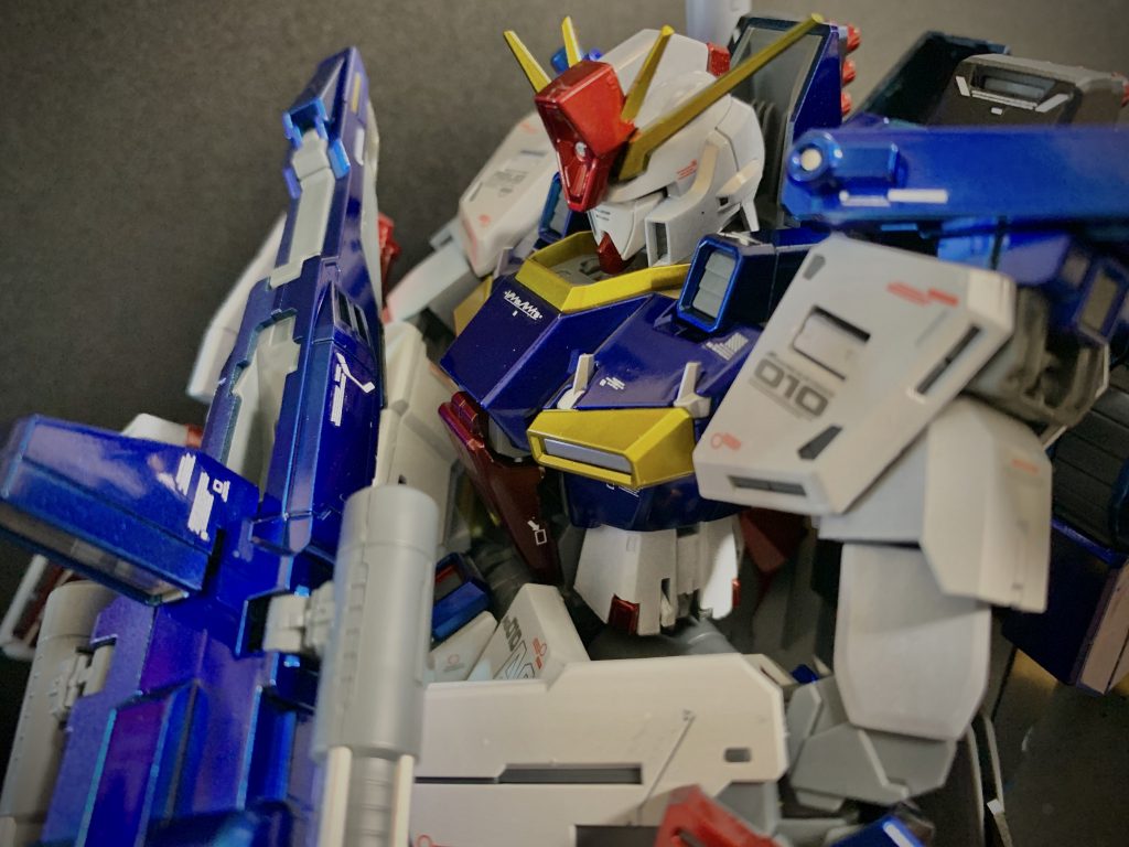 塗装の最中は無我夢中で塗りまくった。おっさんには週末しか時間がない。タイムリミットは2日間。塗装中困ったことといえば…クリアーの青が足りなかった…。ネットでは間に合わんといいながら模型屋(20km)に速攻で向かった。クリアーホワイトは塗った気がしなかった…。素人の浅知恵でパールホワイト塗ったら下地のシルバーがよく見えなくなって悲しかった。でも後ろの白い2本の棒はあえて薄く吹くことでちょっとだけタンクぽく見えて結果オーライ。嬉しかった。とか。正直、ほぼ楽しいでいっぱいだった。多分、ラッカーで気持ちよくなってたと思う(オイ 車運転してるぞ!?