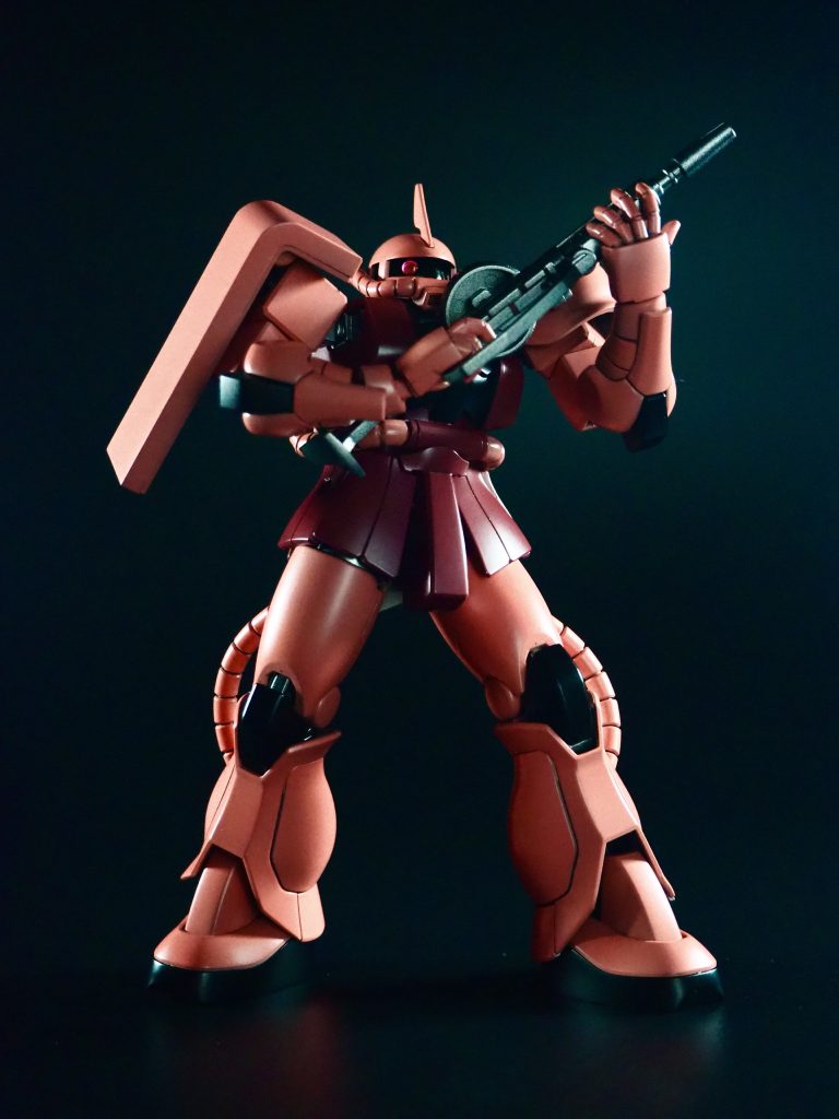 プロポーションと可動域が優秀なのでマシンガンが難なく持てる