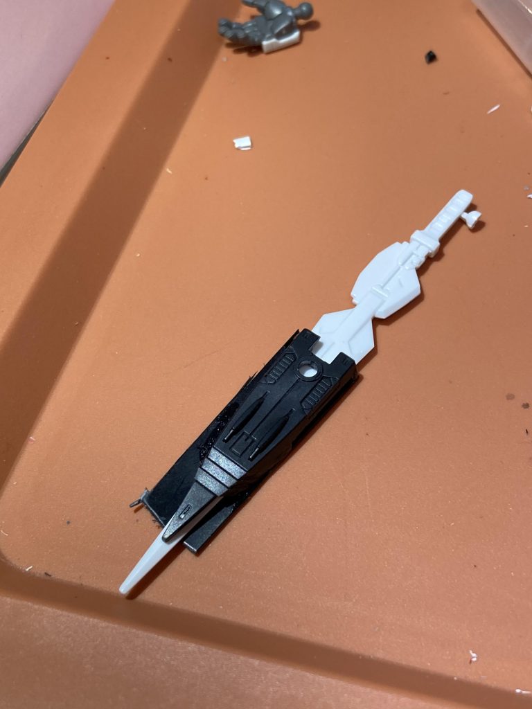 抜刀させたくて、他の余剰パーツから刀と鞘を作成しました！