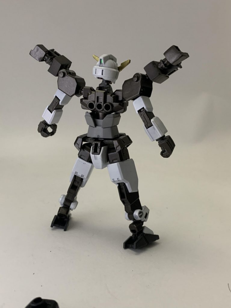 胸の部分はCSフレームをベースにLGBBの軽装パーツをかぶせて更にアーマーを付ける仕様なので上半身だけならCSフレームも使用可能。