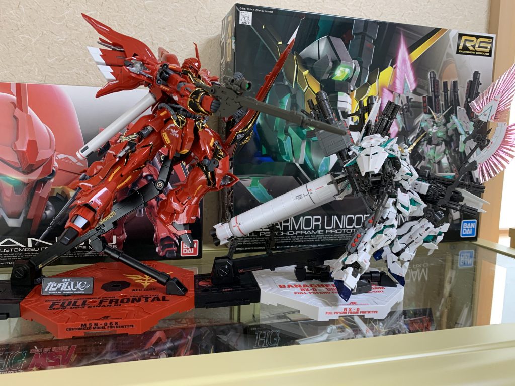 そう思いながら長い旅路を終え、RGで最多のパーツ数を攻略した瞬間、得体の知れない感情が押し寄せてきました。これは恋!?(違冗談はともかくこのゴツモリ感は作った人しか味わえないですね。シールを貼っていくたびに情報量が増えていき、完成に近づくにつれ愛着が湧いていきます。多分皆さんがガンプラにこだわりを持って作り続けているのはこんな気持ちを味わいたいからかもしれないですね。(ポエミーポーズを決めようといじる度にパーツがポロポロ落ちてイライラするのもいいものです。ユニコーンモードって何?乗れるの?せっかくなのでしなんじゅさんと海岸で恋人同士戯れているシーン(愛故に)を再現してこれにてお開きです。てかもう触れねえ。(ポロリもあるよ次回に続く_:(´ཀ`」 ∠): ツギモマダイケルヨガンバレルヨおまけっ!