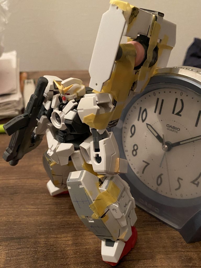 製作段階。頭部や肩のスラスター部、GNビームキャノンはプラ板やパテで作成。GNビームキャノンはこの後高さを2ミリ詰めましたが、ほぼ変わらないですね笑膝下はプラ板で形状を変更した他、筋彫りでGNミサイルコンテナがあるように装っています。GNフィールド発生装置はフルスクラッチです。