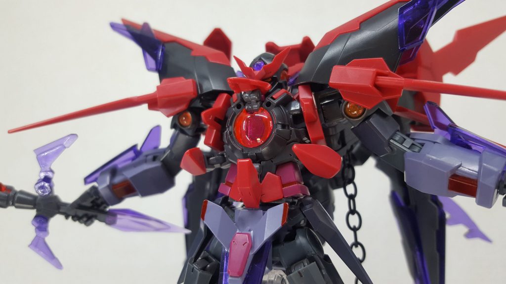 武装4【深淵より響く怨嗟の咆吼(デストラクション・バスター)】「声が聞こえた。もういないはずの魔王の声。反転した世界の中で、昏い相貌がこちらを見つめていた」胸部のドライブから負のエネルギーを大出力の粒子ビームと共に照射します。当機体の通常兵装の中で最大級の破壊力を持ち、単純な攻撃力としては戦略兵器のそれに匹敵します。・・・単純な攻撃力は、ですが。発射する際は胸部を覆っている装甲が写真のように展開し、GNドライブが露出します。