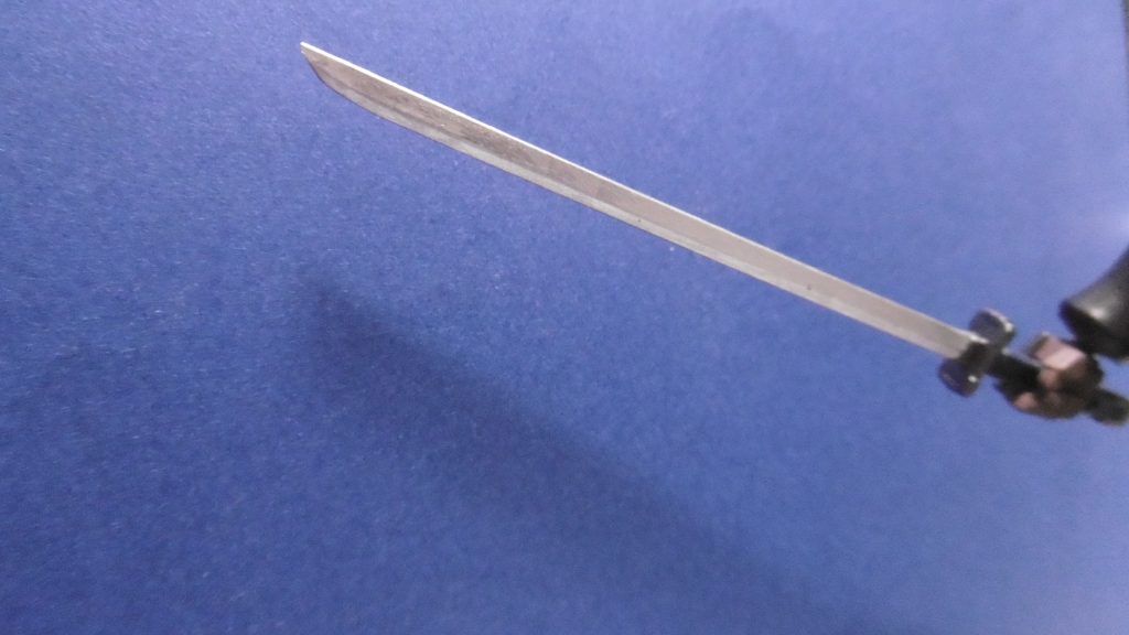 フィクションの存在と言えど、表現には拘っています。刃には銀の塗装をしつつ上からつや消しを施し、光に反射し難く。刃先は斜めに切って尖らせました。