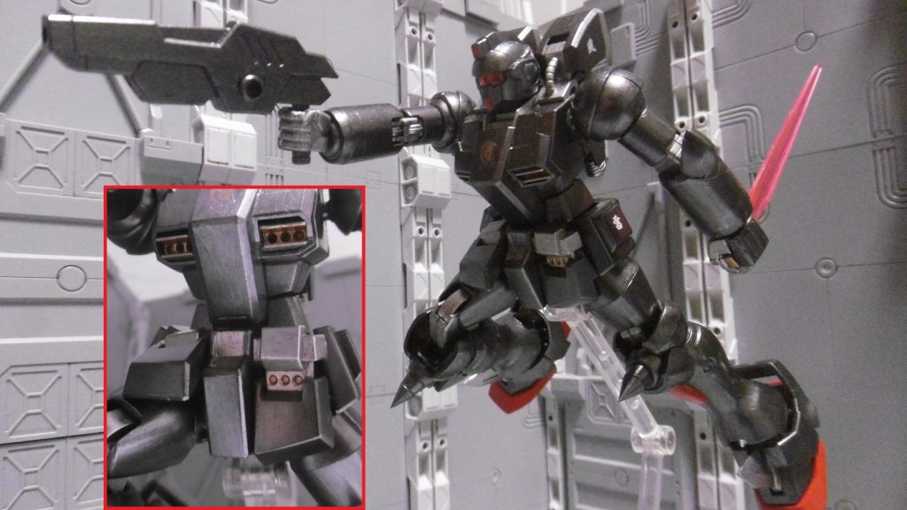 武装もAC系のデータを参考に。ハンドガン(HGBC 紅ウェポンズ)は弾反動と敵発熱量を高め、連続命中で熱暴走を狙います。速射性を高めた反面、攻撃力は控えめに。ビームダガー(HGUC ガンダムピクシー)もACにおける通称ダガーと同じく、高威力&短射程の設定に。胸部ミサイルポッドも同様に、インサイドの小型ナパームロケットに転換。腰側の武装は元キットと変わらず三連装ミサイルポッドで、直接攻撃・連携・牽制に使用。