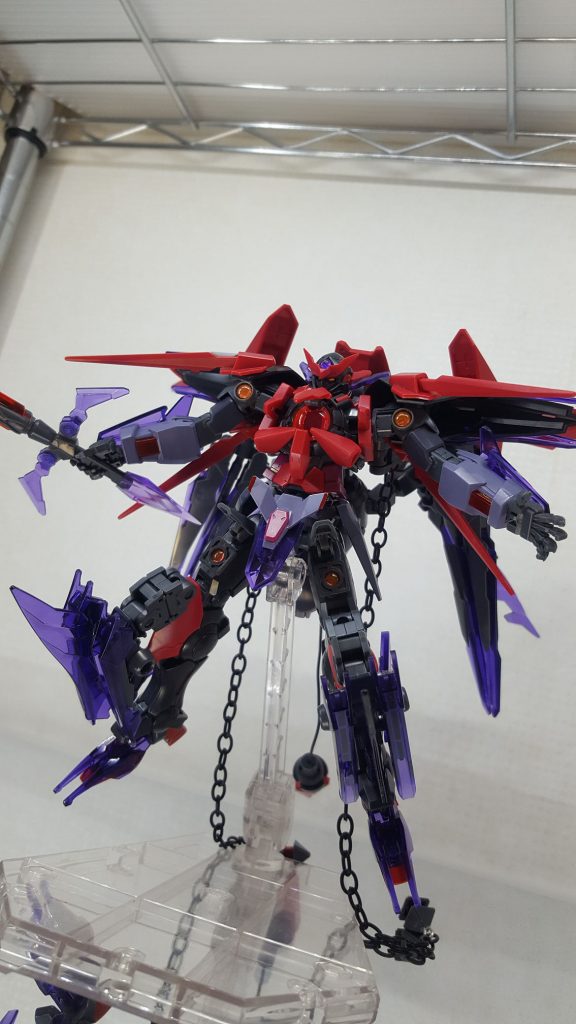 武装3【踊り狂う魔王の僕達(トラジック・ジェノサイダー)】「小さな魔物が周囲を彷徨くようになった。昼も、夜も・・・ずっと見張られている」両肩と両腿のクリスタルから追尾式の光弾を発射します。正確にはクリスタルからGN粒子を放出し、放出したGN粒子を結晶化して、その結晶に粒子ビームを纏わせて飛ばします。粒子ビームを遠隔操作しているのでは無く、この結晶を脳量子波を介して操作します。ビームはそのままダメージを与え、結晶は着弾すると爆発してダメージを与えることができます。ビームはPS装甲を破壊でき、結晶はIフィールドのようなバリアを突破できます。この光弾ですが、見る人によって姿が変わる特徴を持っています。おそらくはGN粒子がまとっている負のエネルギーの影響と思われますが、見る人が恐怖を感じるような姿に変わります。ある人は小さな竜の姿だと言い、ある人は漫画やゲームに出てくる怨霊のような姿だったと言います。