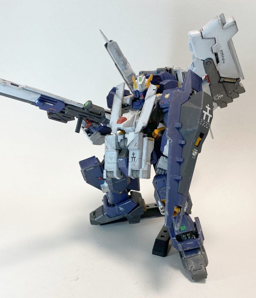 両手にそれぞれロング・ブレード・ライフルとシールド・ブースターを装備。ぽろぽろ取れるので各所は接着してしまっています。