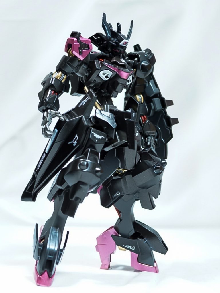 ウヴァルと言えばアスタロトの装甲がほとんどのアシンメトリーなデザインが特徴ですが、今回はあえてそのアスタロト成分を外し、(ほぼ)シンメトリーなデザインにしてみました。名前のイークェスはラテン語で騎士そこはかとなく騎士っぽさを感じてもらえるとありがたいんですがどうでしょうかね…?