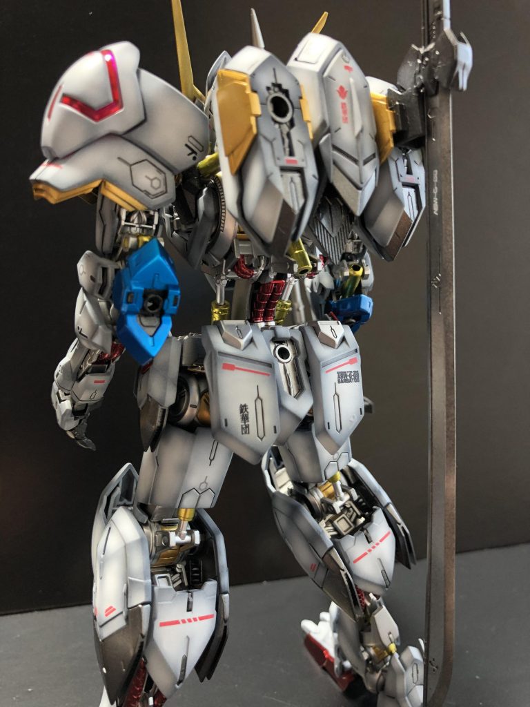 背後から。後述しますが内部フレームはこだわって塗り分けました。ポイントは動力パイプのキャンディーレッドです。外装から覗く事でグラデーションとレッドのコントラストが個人的に気に入っています😊