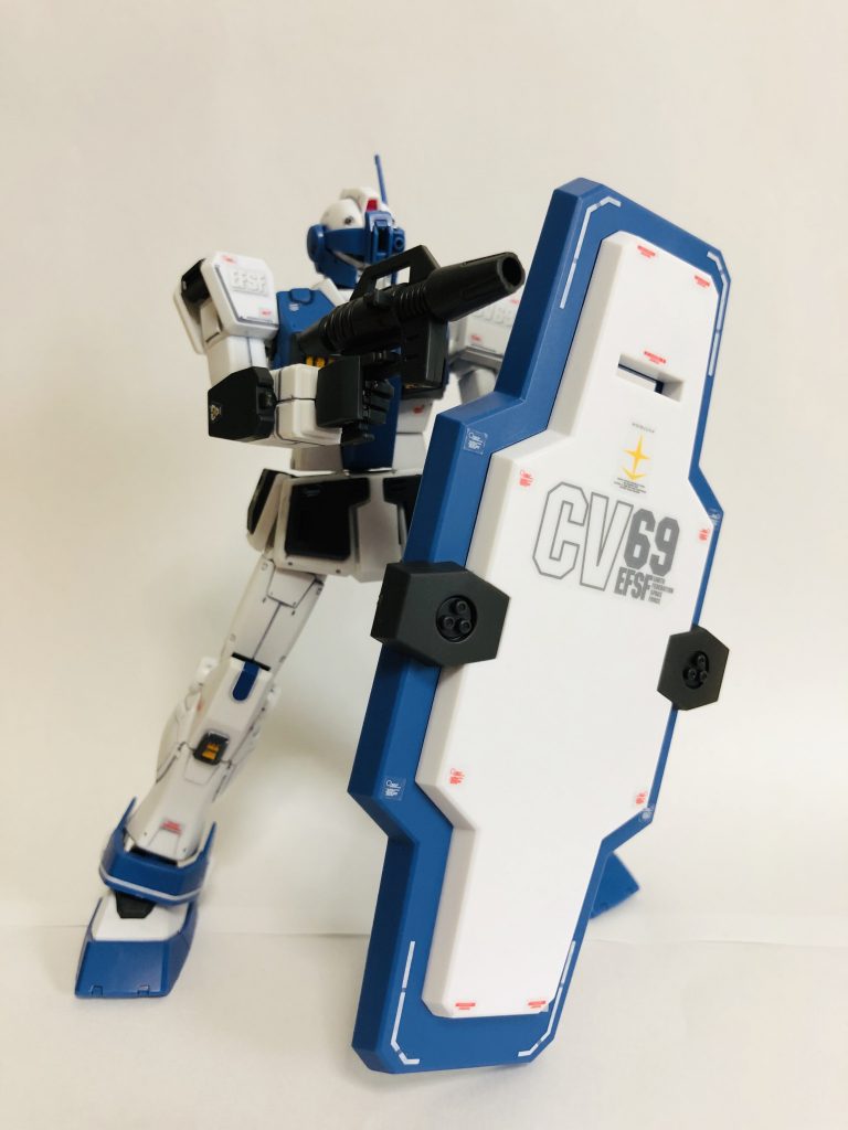 本機の一番の特徴、ガーディアンシールド。3パーツのみで構成されてますが、パーツ一つ一つの大きさが半端じゃない為、まともに保持できません。写真ではバイザーを下げていますが、自分はバイザー下げてる方が特殊部隊感あって好きですね。