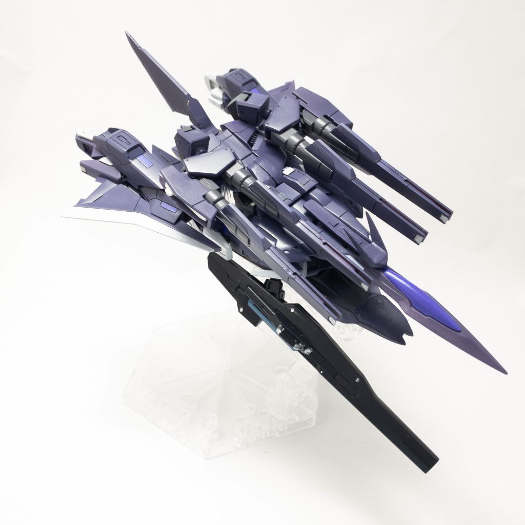 飛行形態今回この機体を製作するのに一番気を使ったのが変形ギミックです。アリオスの細長い変形が好みではなかったため、なるべく横に広がるよう作りました。