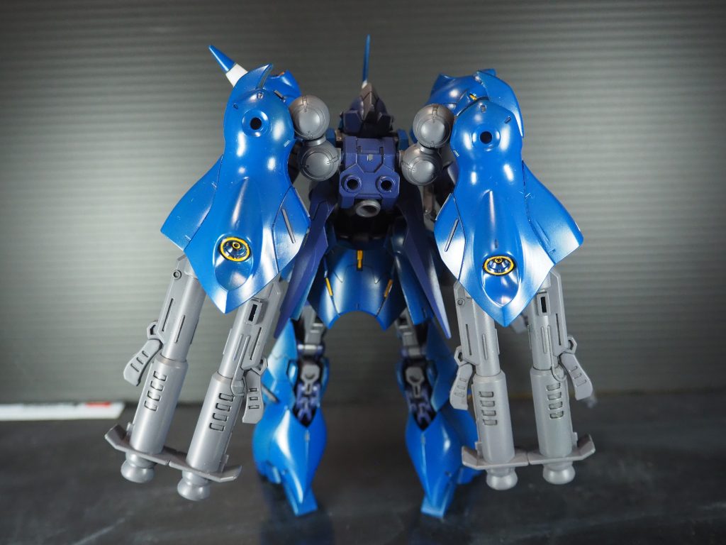 上記で見せられなかった前と後ろです。基本はアルスアースリィのアーマーにケンプやフェイクニューのパーツをつかったりしてミキシングしています。