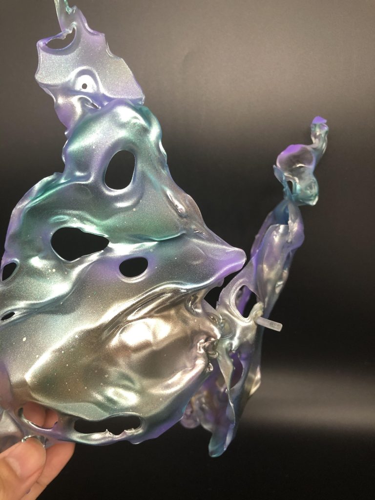 月光蝶エフェクトのカラーリングは角や穴あきのはじに軽くガンダムパープル軽くガンダムメタリックレッドとゴールドとメタリックブルーを軽くランダムに吹きます最後にメタリックグリーンとシルバーを自然な感じに吹いたらグラデーションになっています。