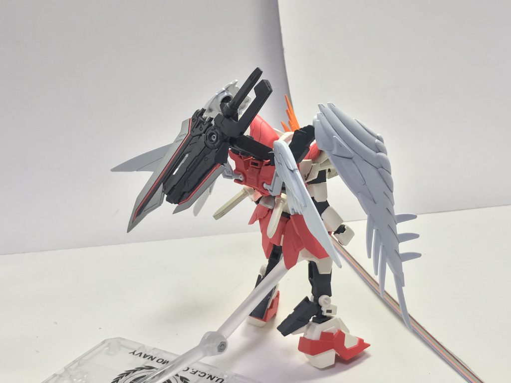 背面。ゼロからコンバートした大型の翼が目を引く他、原型機においてはサーベルラックを一つ潰すことで大型剣「ビルドボルグ」をマウントしていたが、前述したプラグインの導入によりビルドボルグそれ自体をドラグーン化することで展開までのタイムラグをなくしている……のだがサイコミュジャックには弱いという弱点も増えてしまった。