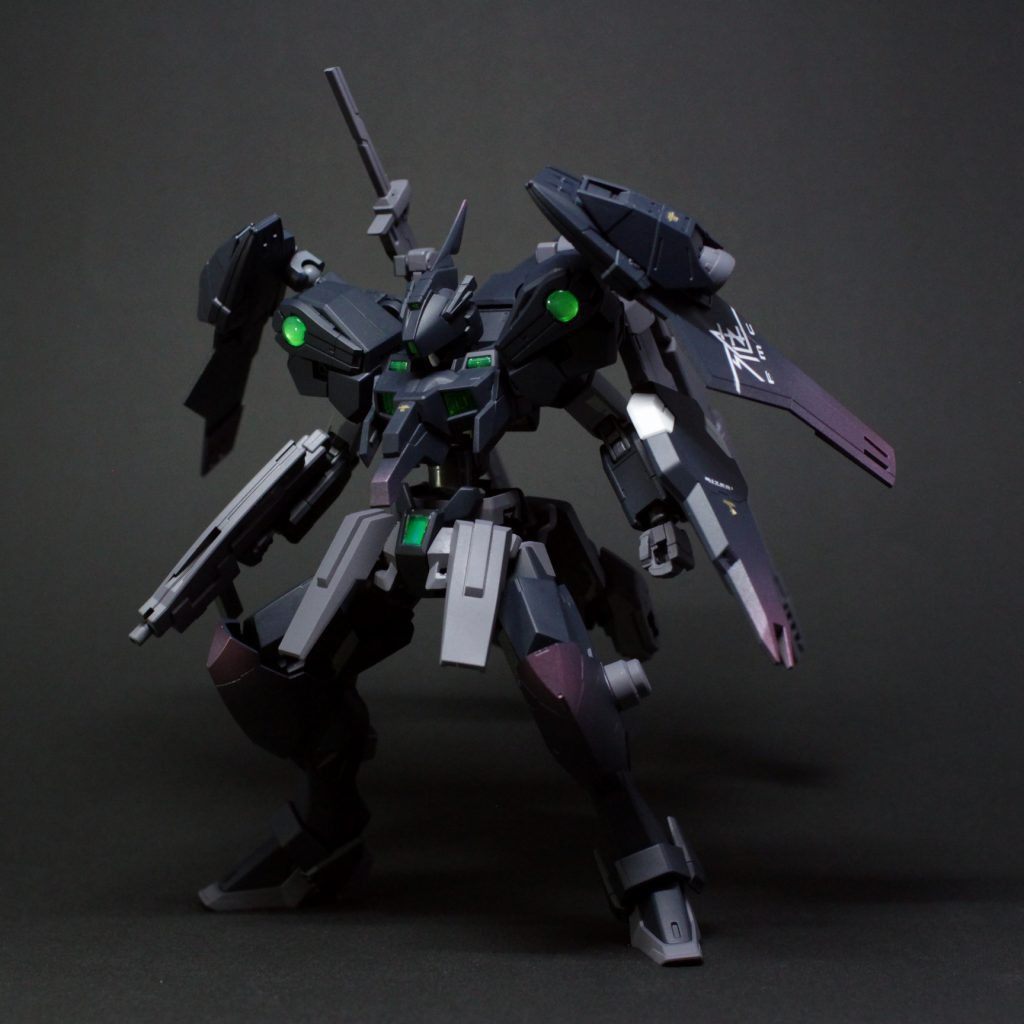 フロントショット。ガンダムシリーズっぽくない無骨なスタイルの汎用機を目指して製作しました。本体のカラーリングは夜桜をイメージ。シャイニングブレイク/アメイジングエクシア/Gセルフを使ったクリアパーツがかなりいいアクセントになったなと思ってます。