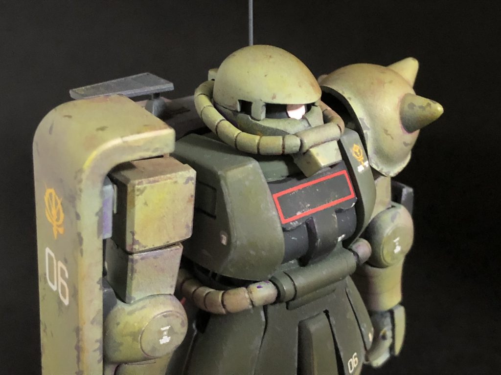 機体右側面は明るい光が当たっていることとして、黄緑色でフィルタリングしているので、雰囲気が変わります。頭部の動力パイプはバックパックに接続されるのが正しいのですが、可動の妨げになるしデザイン的に好みじゃないので、通常のままとしています。 