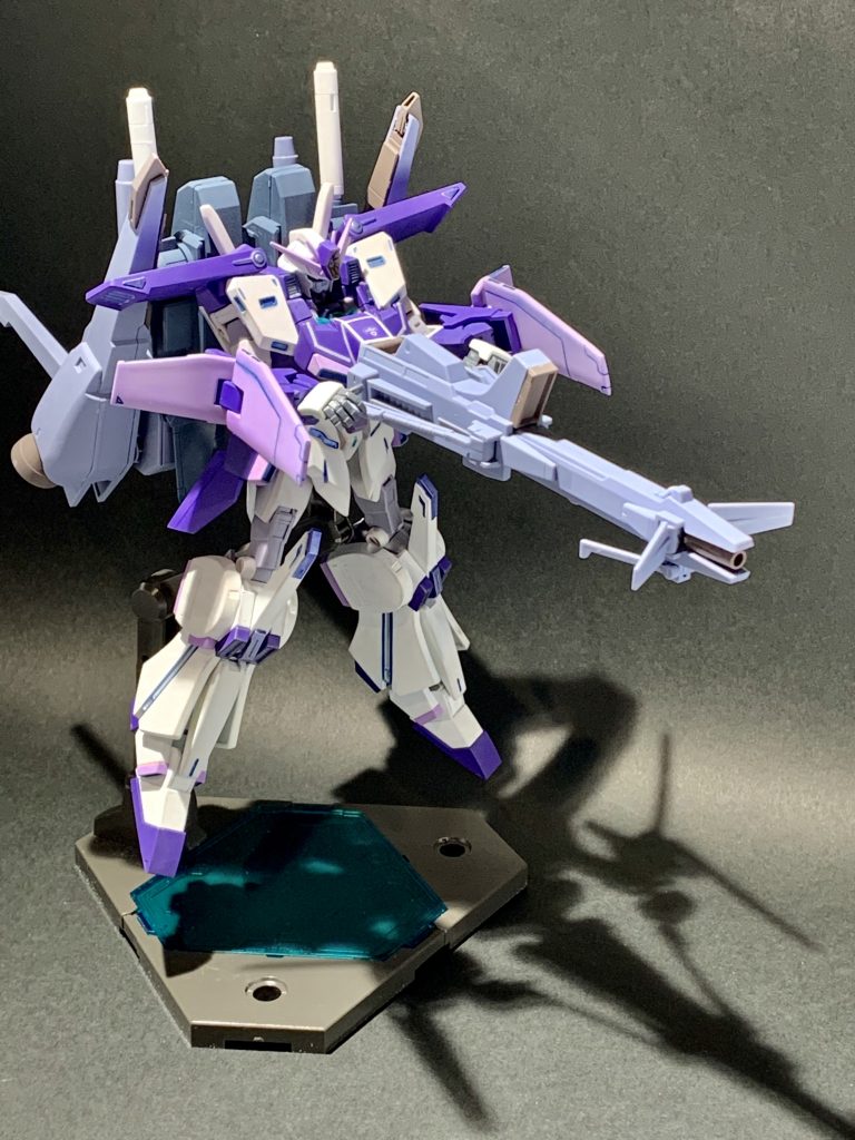 砲身を胸部メガ粒子砲に接続してメガランチャー形態に、実は腕が短くて保持できません。笑