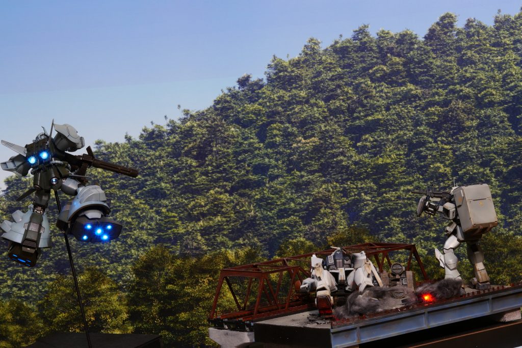 同じく、グフフライトタイプはスラスター14箇所を発光させています。その他、道路の被弾跡と破壊された180mmキャノンに燃える描写として発光させています。